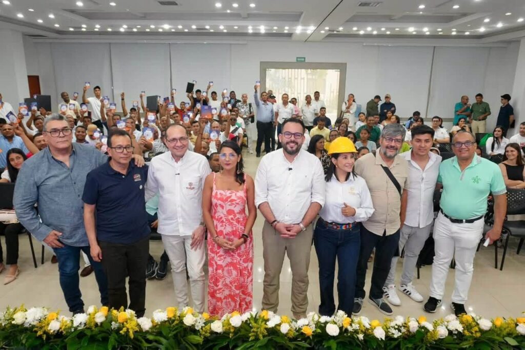 104 extrabajadores del Corredor Minero del Cesar recibieron sus tarjetas profesionales CONTE, certificando sus competencias para vincularse al sector eléctrico y de las energías renovables.